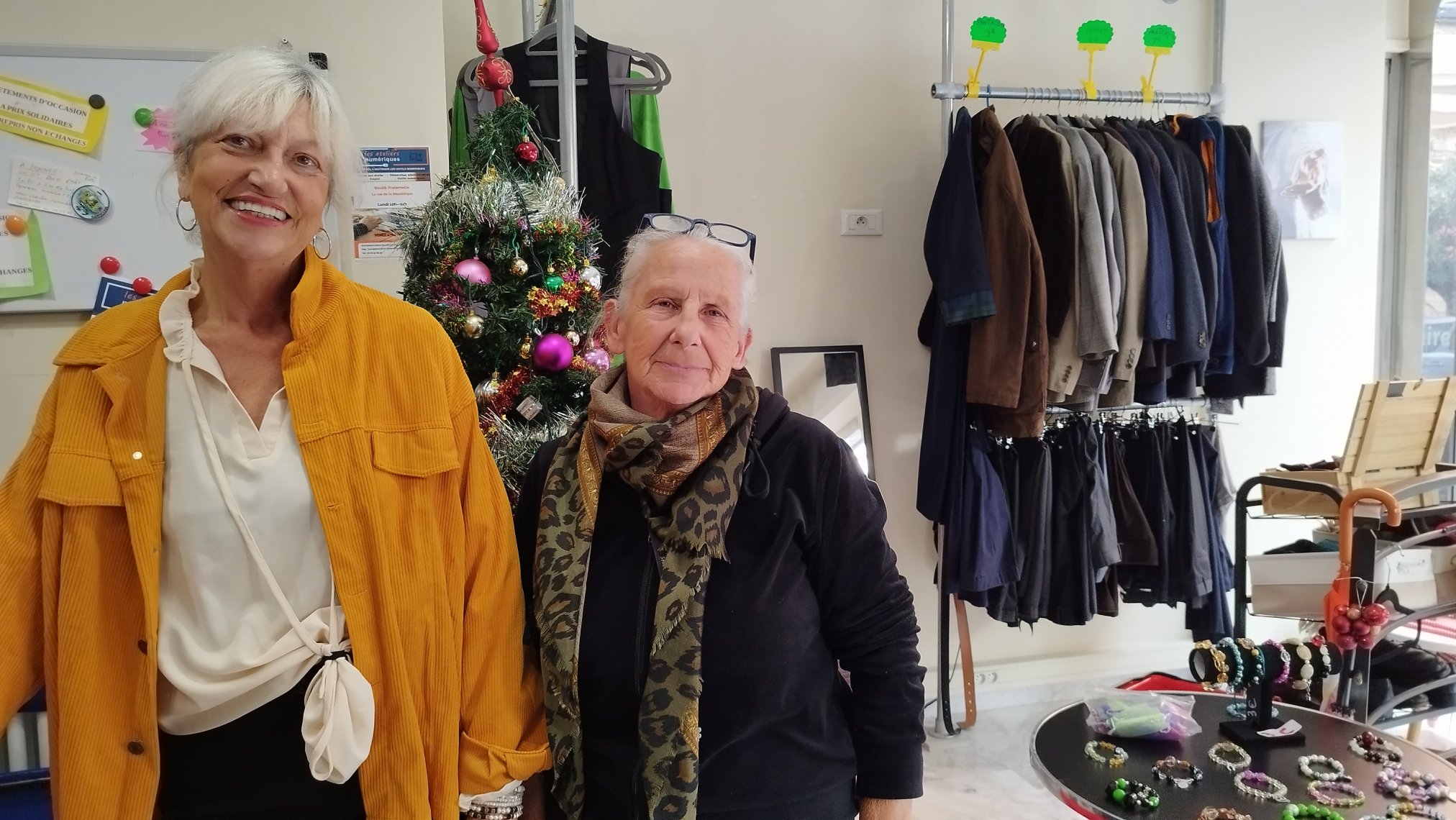 Deux femmes souriantes 