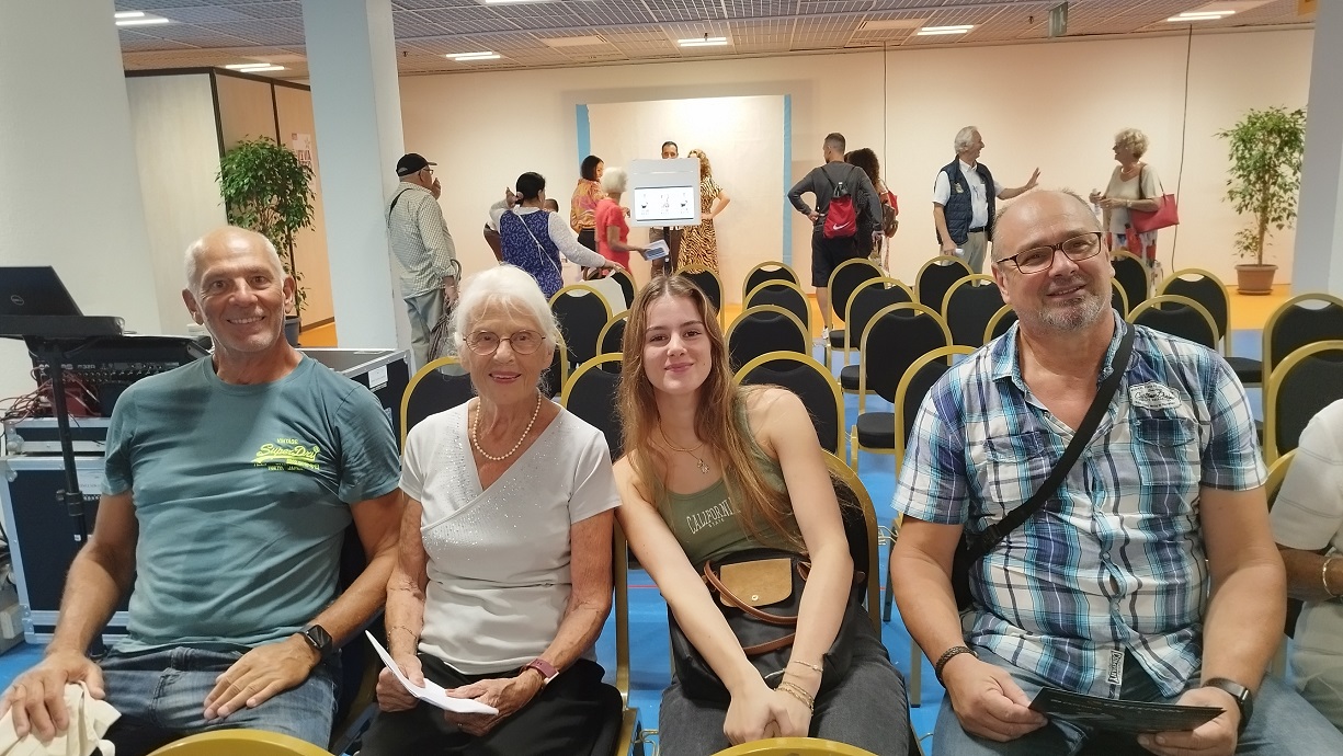 4 personnes assises, la famille