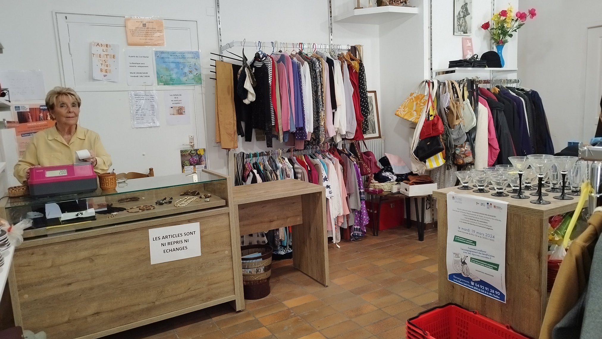 Femme à la caisse d'une boutique