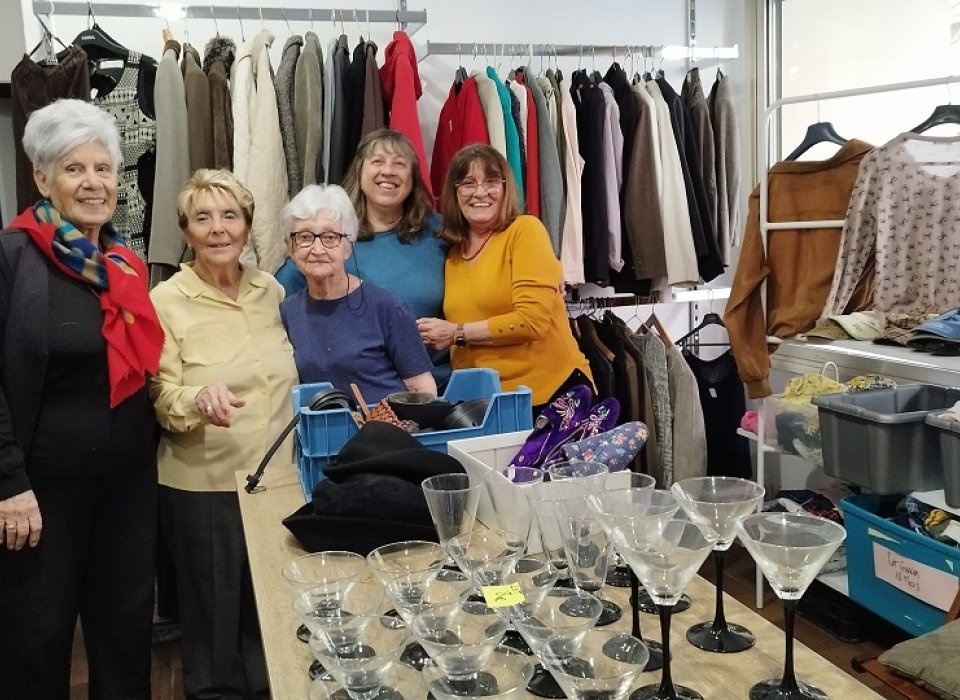 Femmes souriantes devant vêtements