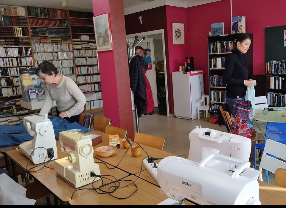 Trois personnes dans une salle