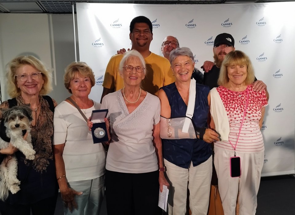 Suzanne et sa médaille, avec d'autres bénévoles de Cannes groupe souriant