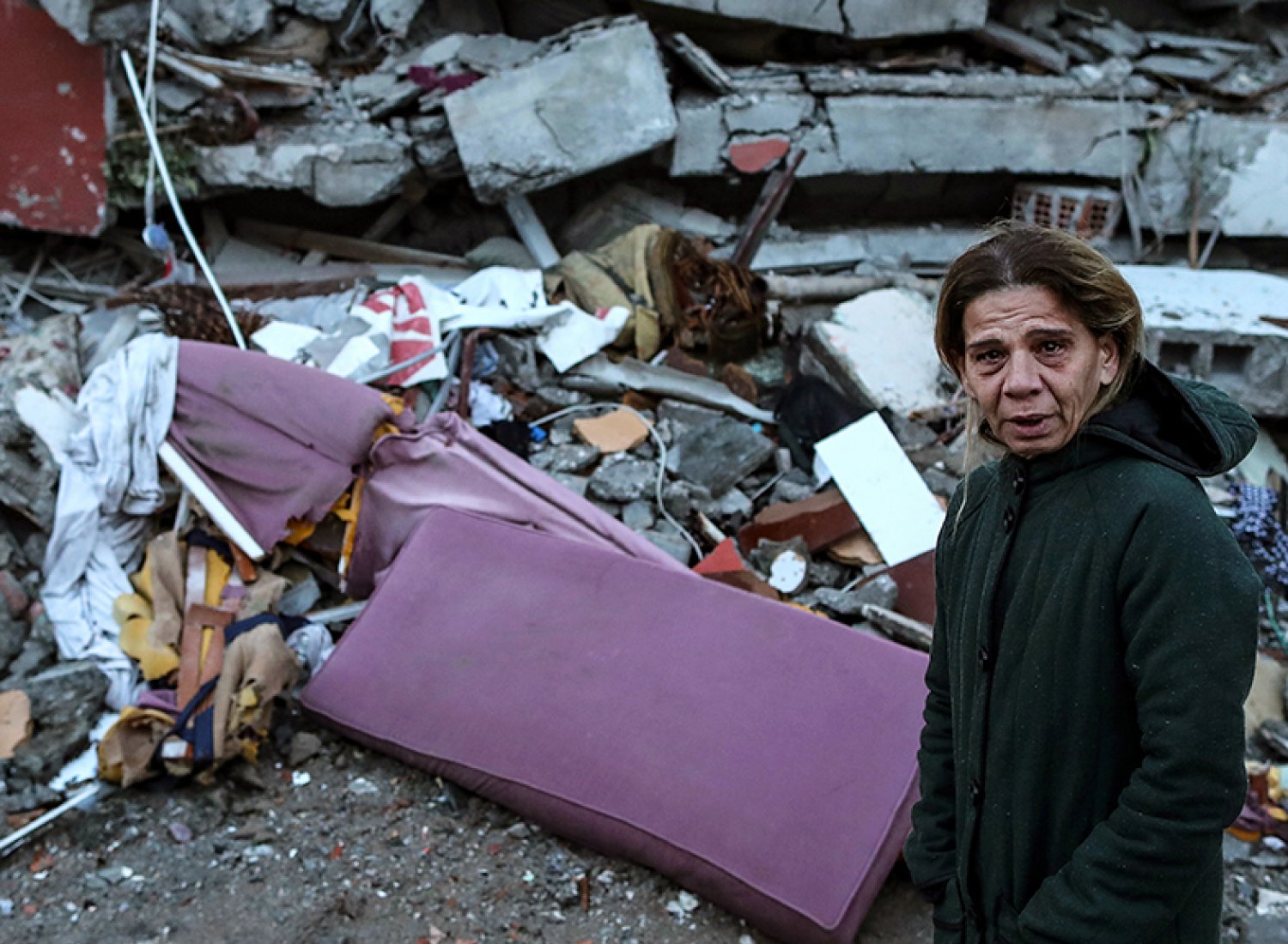 Une rescapée dans la région d'Hatay, en Turquie. ©MaxPPP