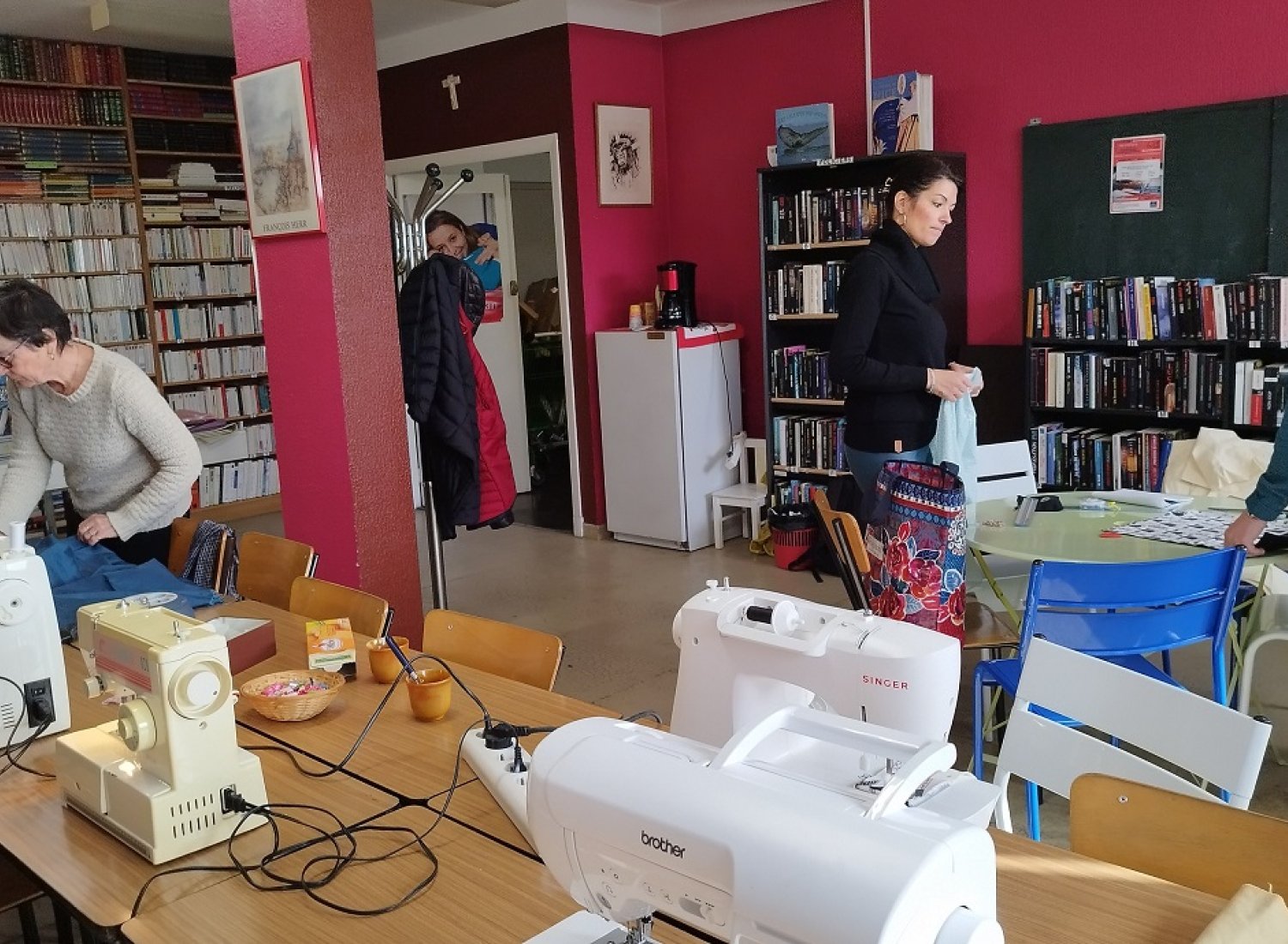 Trois personnes dans une salle