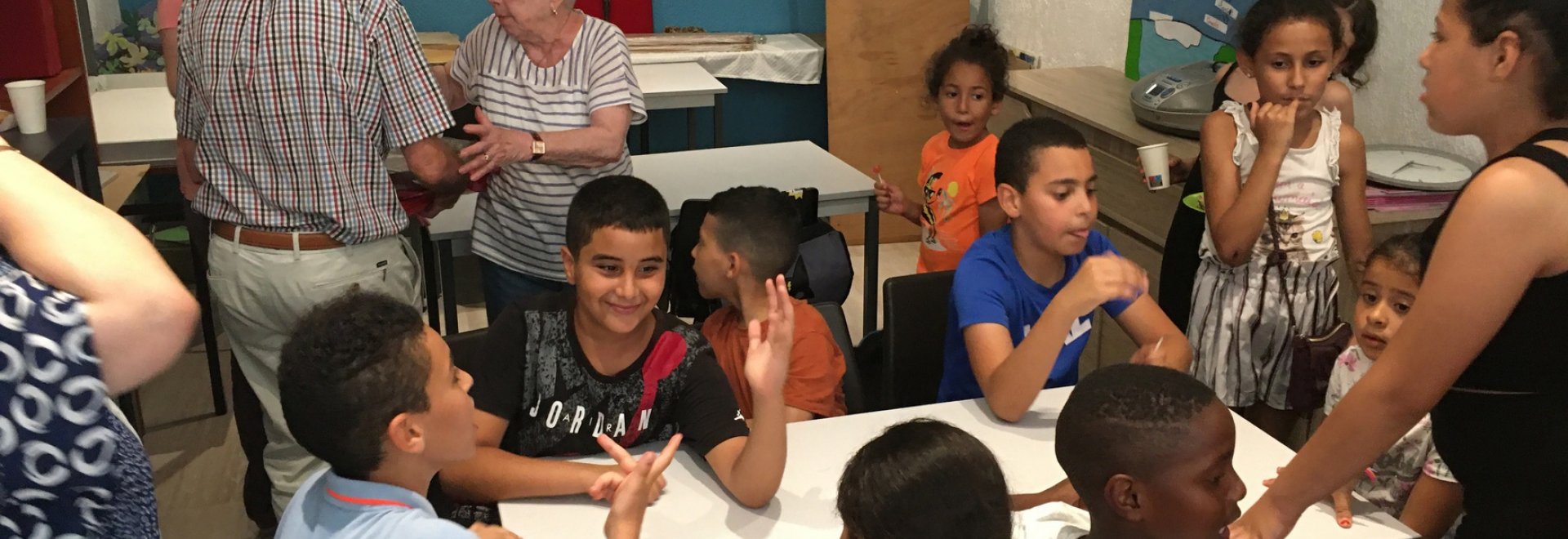 Distribution de cadeaux aux enfants suivis dans leur scolarité 